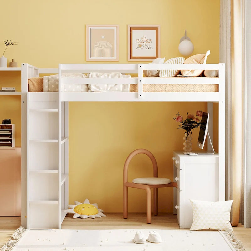 Lit mezzanine avec échelle, étagères et bureau